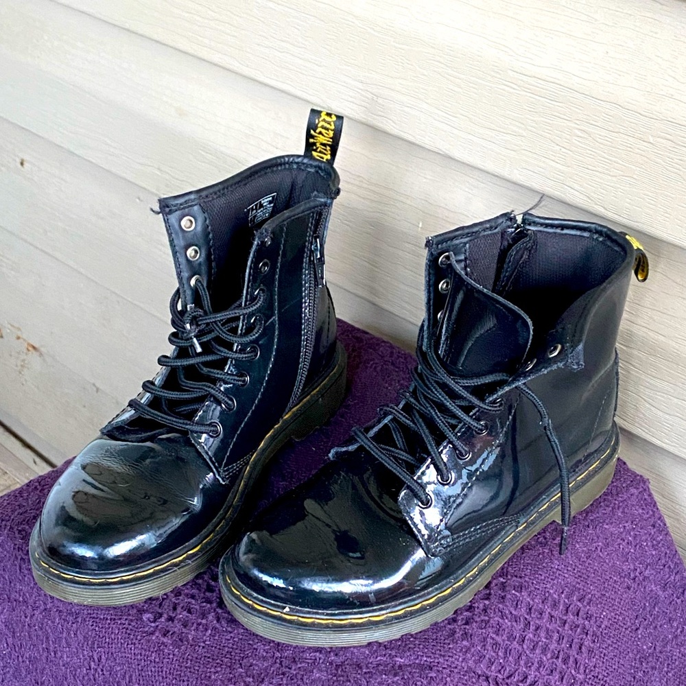DR.MARTENS patent leather 8 hole lace up boot